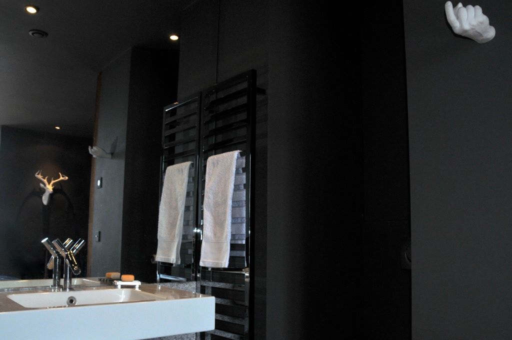 Lavabo et sèche serviettes de la chambre